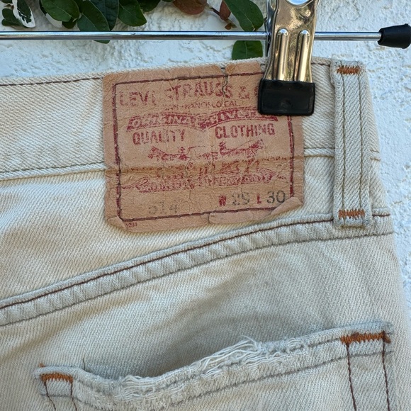 Vintage distressed 514 Levi white jeans - Picture 3 of 3